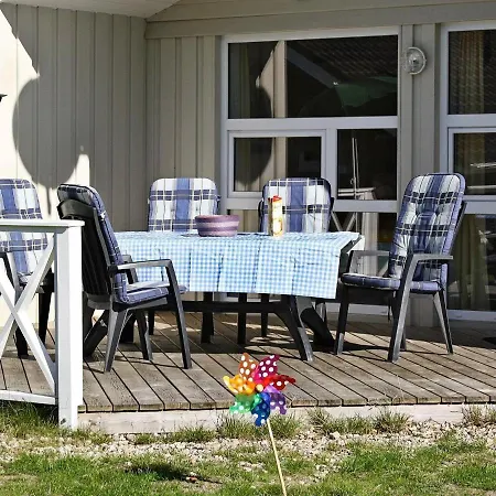 Three-bedroom Holiday In 20
