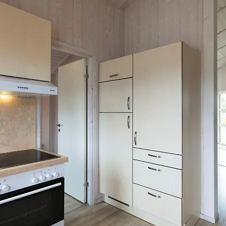 Three-bedroom Holiday In 20