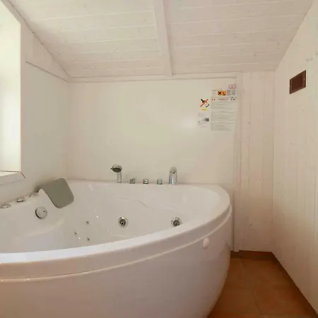 Three-bedroom Holiday In 20